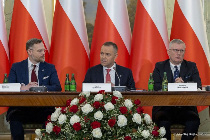 Karol Nawrocki podczas posiedzenia Rady Bezpieczeństwa Narodowego. Po jego prawej stronie Zbigniew Bogucki, a po lewej Sławomir Cenckiewicz.