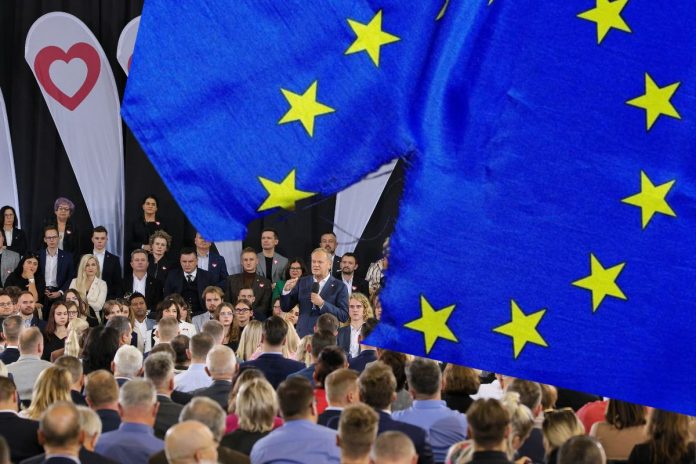 Konwencja Koalicji Obywatelskiej oraz zniszczona flaga Unii Europejskiej.