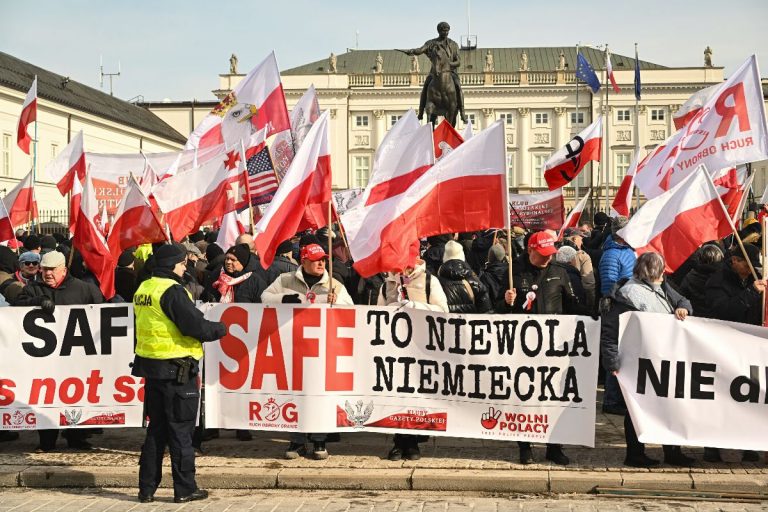 Protest "Nie dla SAFE" przed Pałacem Prezydenckim w Warszawie.