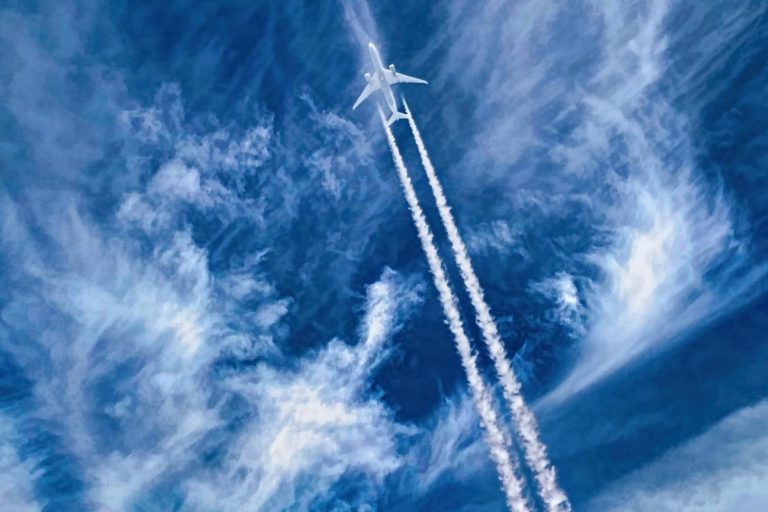 samolot niebo chemtrials