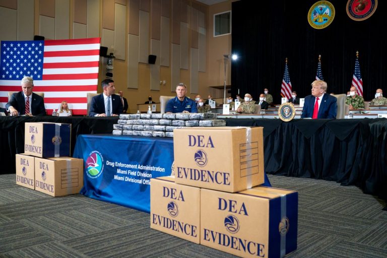 Donald Trump podczas briefingu poświęconego wzmocnionym operacjom narkotykowym.