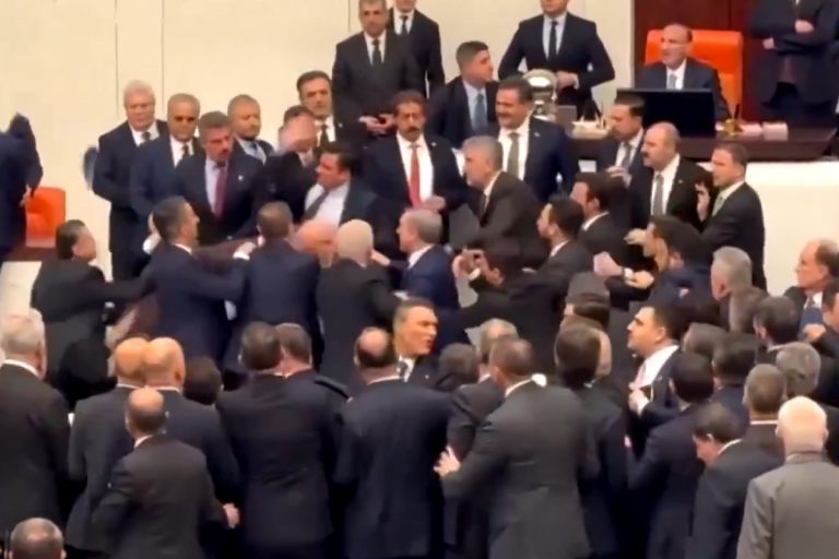 turcja parlament awantura