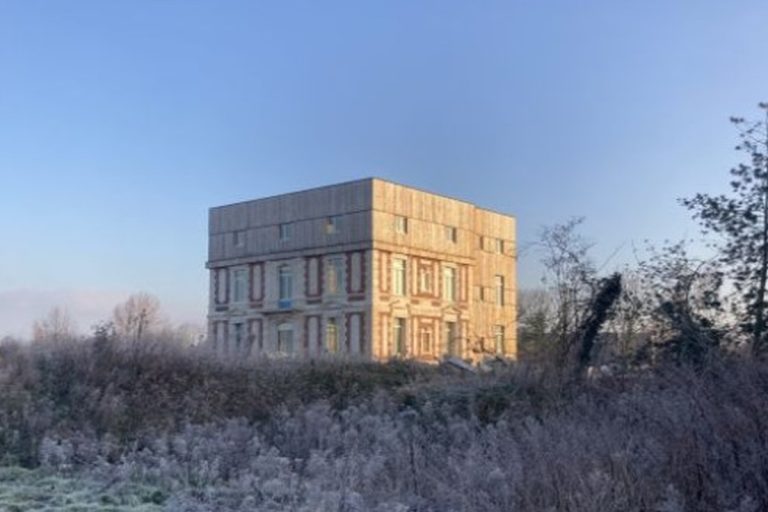 Przerobili XIX-wieczny zamek na szpetne „mieszkania socjalne”