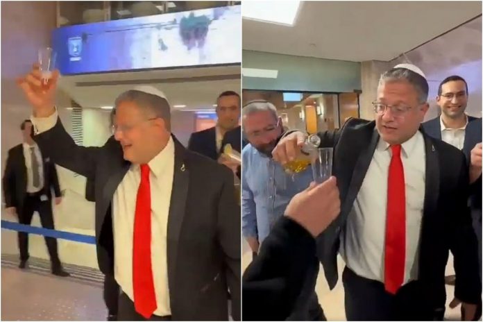 Ben Gwir wznosi toasty w Knesecie.