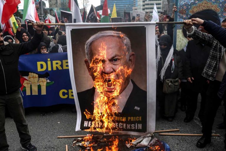 Płonący wizerunek Benjamina Netanjahu.