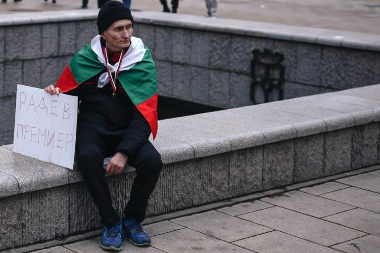 NCZAS.INFO | Zwolennik byłego prezydenta Rumena Radewa po manifestacji w stolicy Bułgarii Sofii, trzymający transparent z napisem "Premier Radew". Zdjęcie ilustracyjne. Źródło: PAP/EPA
