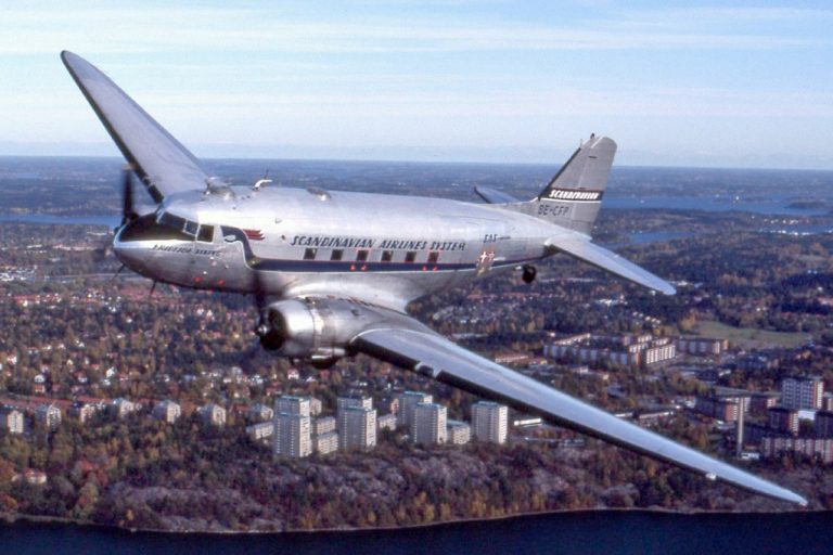 NCZAS.INFO | Samolot Douglas DC-3 (Dakota). Zdjęcie ilustracyjne. Źródło: wikimedia/Towpilot
