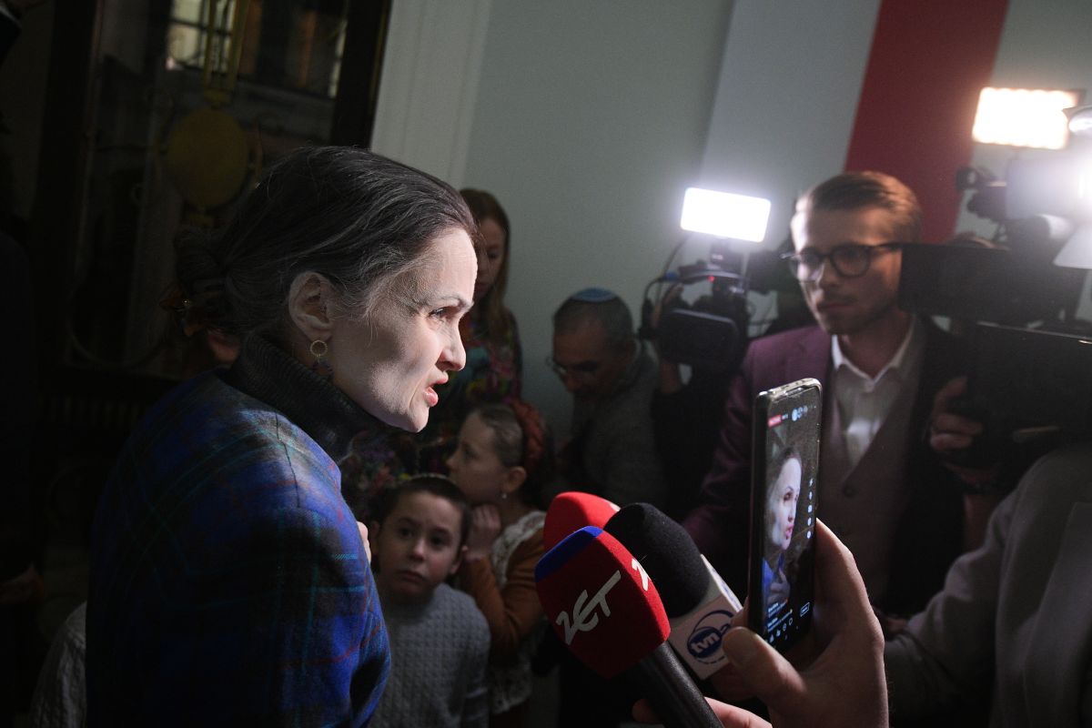 Gudzińska-Adamczyk po zgaszeniu świec chanukowych przez Brauna udziela wywiadu mediom.