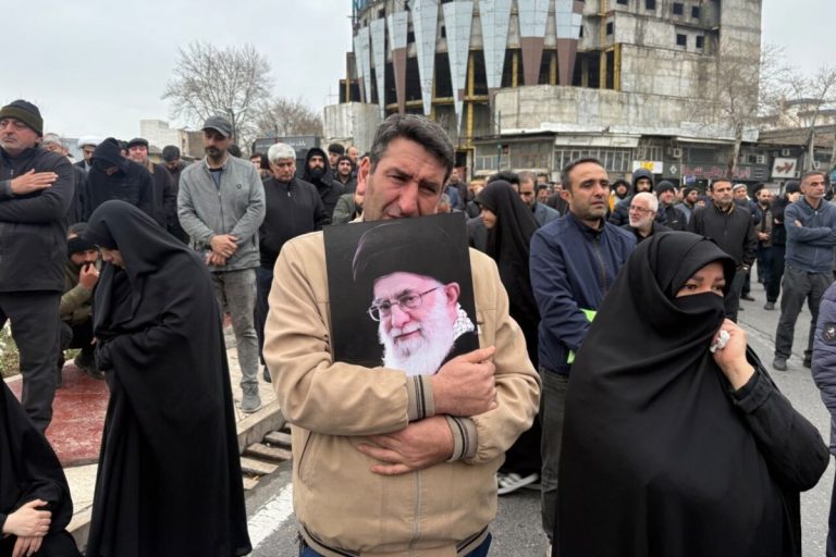 NCZAS.INFO | Żałobnicy opłakują zabitego w izraelsko-amerykańskich nalotach ajatollaha Chameneiego. Foto: X/IRNA News Agency