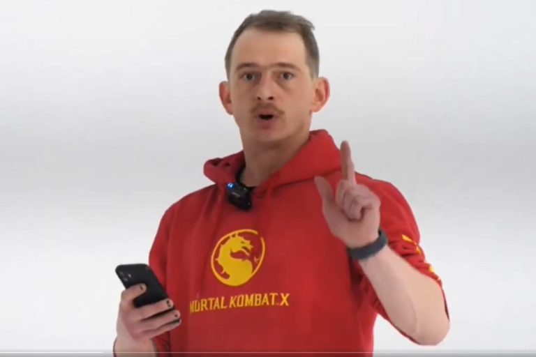 NCZAS.INFO | Żyjący za pieniądze polskich podatników lewicowy super bohater pół-debil/pół-lewak Jaś Kapela. Foto: print screen X