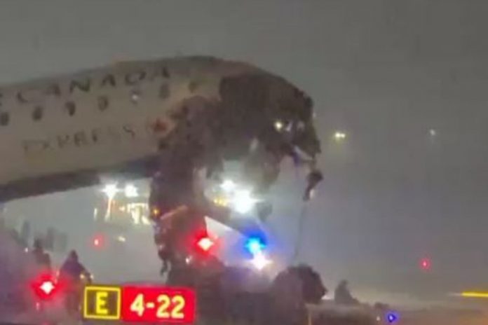 Samolot zderzył się na pasie lotniska z wozem straży pożarnej.