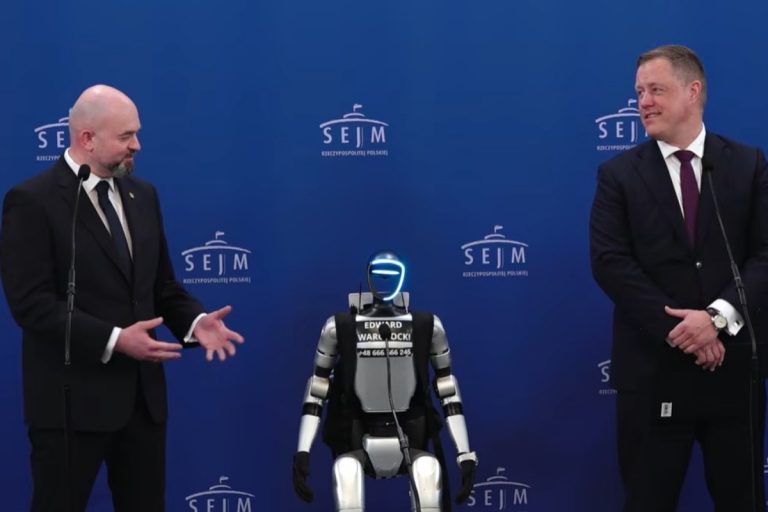 Konferencja Konfederacji WiN z robotem.
