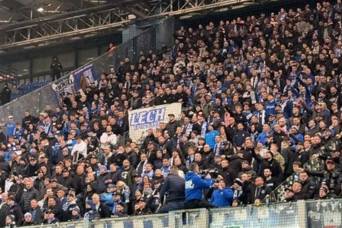 Kibice Lecha Poznań podczas meczu z Szachtarem Donieck w Krakowie.