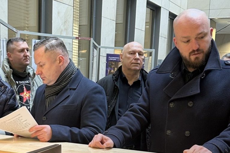 NCZAS.INFO | Rafał Mekler, Leszek Żebrowski i Witold Tumanowicz składają wniosek o odebranie tytułu "Ambasadora Województwa Lubelskiego" pracowni "Studiów nad Holocaustem Żydów Polskich i Europejskich". Foto: X/Rafał Mekler