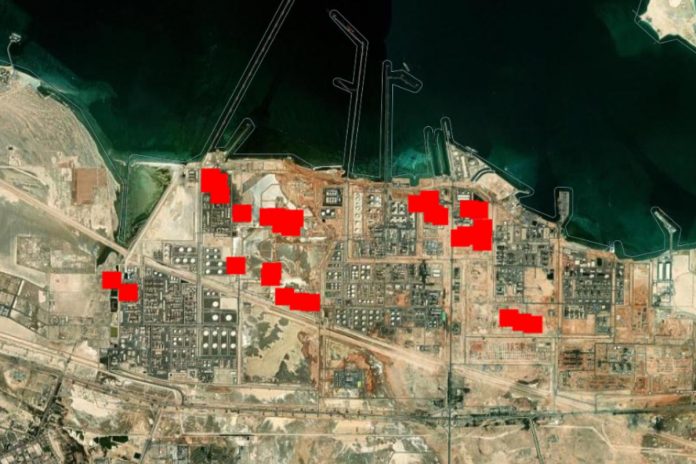 NCZAS.INFO | Źródła ognia wykryte przez satelity w rafinerii Ruwais. Foto: X