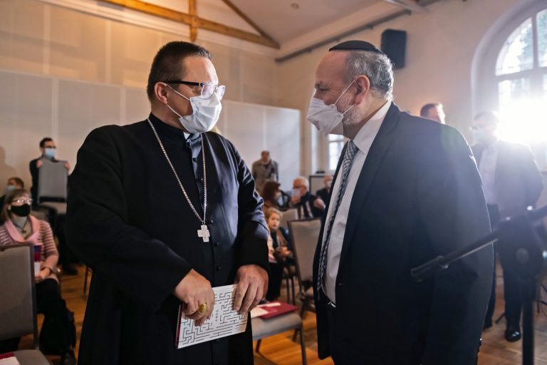 NCZAS.INFO | Abp Grzegorz Ryś i Naczelny Rabin Polski Michael Schudrich podczas nabożeństwa biblijnego „Moje myśli nie są myślami waszymi” w ramach obchodów XXV Ogólnopolskiego Dnia Judaizmu. / Foto: PAP