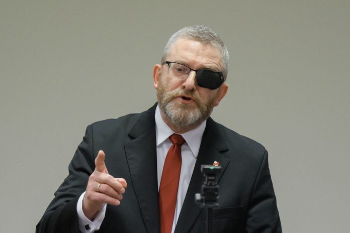 Grzegorz Braun zeznaje przed sądem.