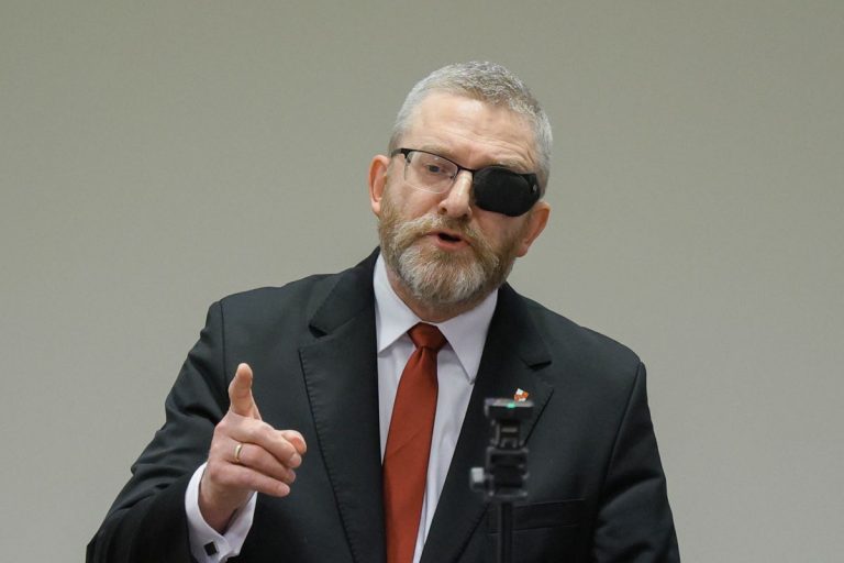 Grzegorz Braun zeznaje przed sądem.