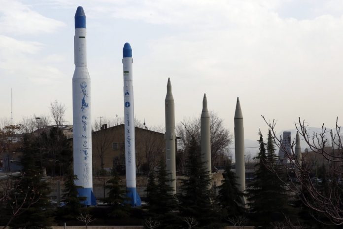 NCZAS.INFO | Irańskie rakiety na wystawie militarnej w Teheranie w 2023 roku. Zdjęcie ilustracyjne. Foto: PAP/EPA