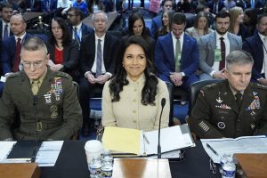 NCZAS.INFO | Dyrektor Agencji Wywiadu Departamentu Obronny gen. broni James Adams, dyrektor Wywiadu Narodowego (DNI) Tulsi Gabbard, pełniący obowiązki dyrektora Agencji Bezpieczeństwa Narodowego gen. broni William Hartman składają zeznania przed senacką komisją ds. wywiadu na Kapitolu w Waszyngtonie 18 marca 2026 r. Zdjęcie: Yuri Gripas/ABACAPRESS.COM/PAP