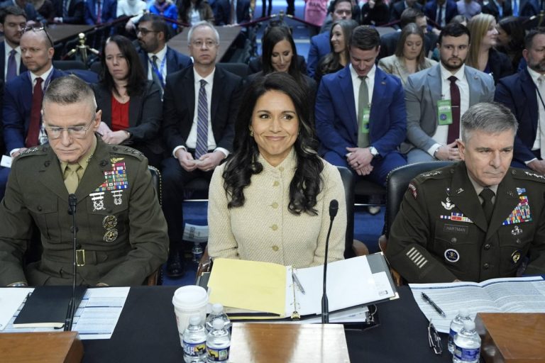 NCZAS.INFO | Dyrektor Agencji Wywiadu Departamentu Obronny gen. broni James Adams, dyrektor Wywiadu Narodowego (DNI) Tulsi Gabbard, pełniący obowiązki dyrektora Agencji Bezpieczeństwa Narodowego gen. broni William Hartman składają zeznania przed senacką komisją ds. wywiadu na Kapitolu w Waszyngtonie 18 marca 2026 r. Zdjęcie: Yuri Gripas/ABACAPRESS.COM/PAP