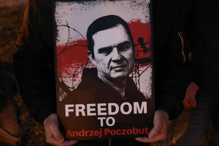 NCZAS.INFO | Transparent solidarności z Andrzejem Poczobutem na skwerze przy pomniku Jerzego Popiełuszki w Białymstoku. Zdjęcie ilustracyjne
