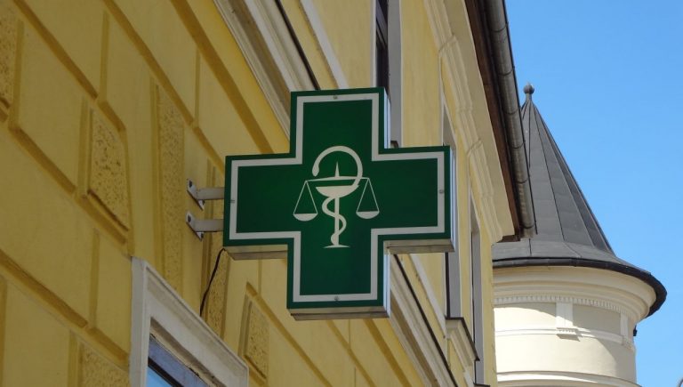 Legislacyjny bypass i apteczny paraliż. Jak „wrzutka” do ustawy zabetonowała rynek