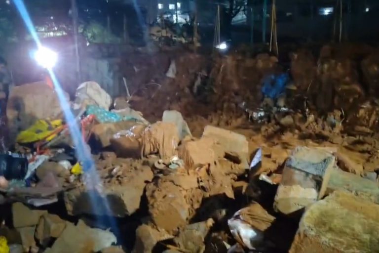 NCZAS.INFO | Zawalił się szpitalny mur w miejscowości Bangalore w Indiach. Nie żyje co najmniej siedem osób.