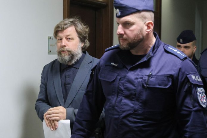 NCZAS.INFO | Rosyjski archeolog i antykolog Aleksandr Butiagin doprowadzany na salę rozpraw w Sądzie Okręgowym w Warszawie w marcu 2026 r.