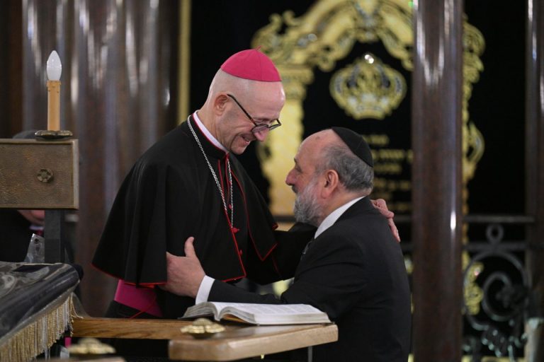 NCZAS.INFO | Metropolita warszawski abp Adrian Galbas (L) oraz naczelny rabin Polski Michael Schudrich (P) podczas uroczystości w synagodze im. Zalmana i Rywki Małżonków Nożyków w Warszawie