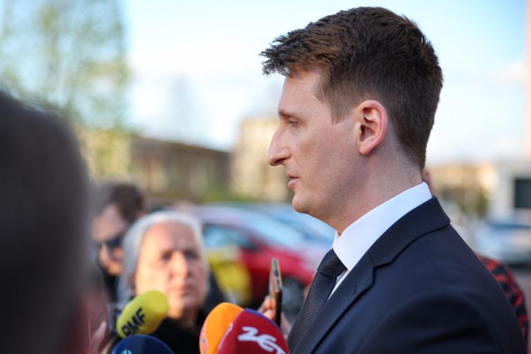 NCZAS.INFO | Rzecznik Prokuratury Okręgowej w Sosnowcu Bartosz Kilian podczas briefingu na temat wypadku, w którym życie stracił poseł Łukasz Litewka. Foto: PAP