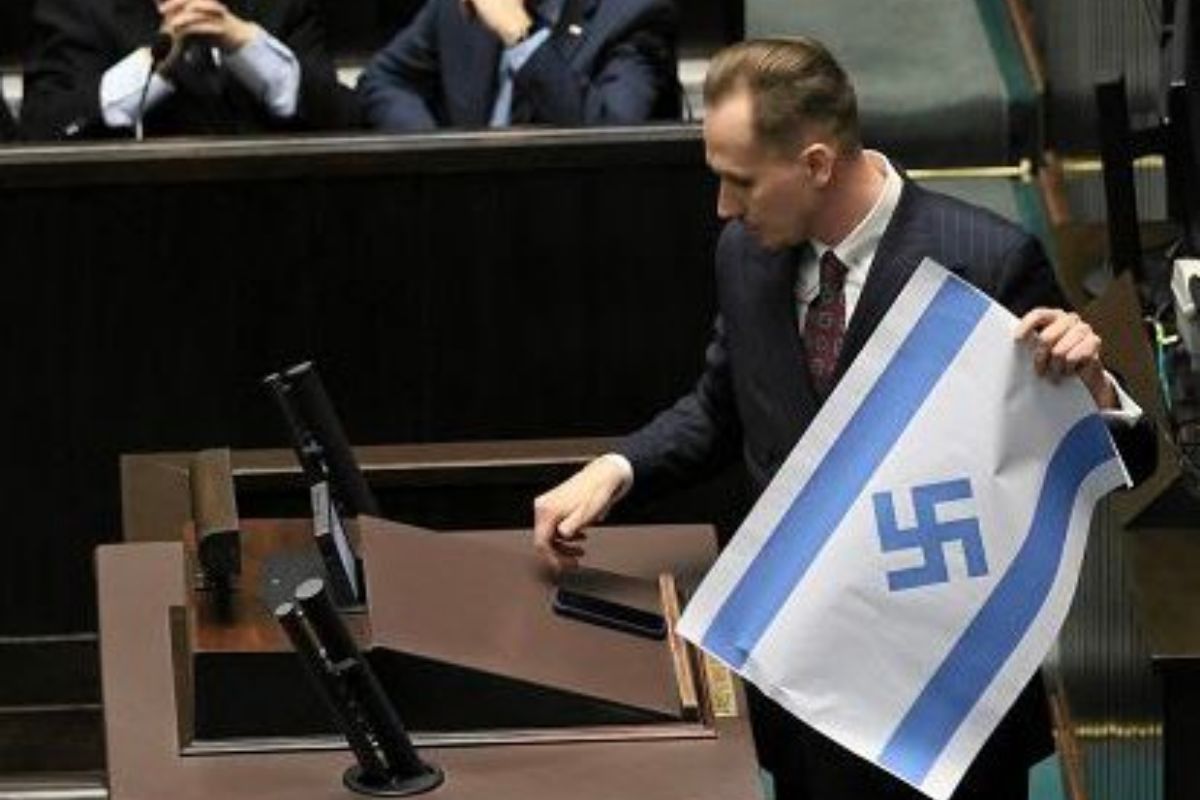 Konrad Berkowicz z flagą Izraela w Sejmie.
