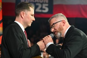 NCZAS.INFO | Piotr Korczarowski i Grzegorz Braun na konwencji wyborczej w 2025 roku. Zdjęcie ilustracyjne. Źródło: PAP