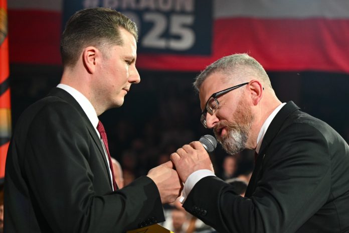 NCZAS.INFO | Piotr Korczarowski i Grzegorz Braun na konwencji wyborczej w 2025 roku. Zdjęcie ilustracyjne. Źródło: PAP