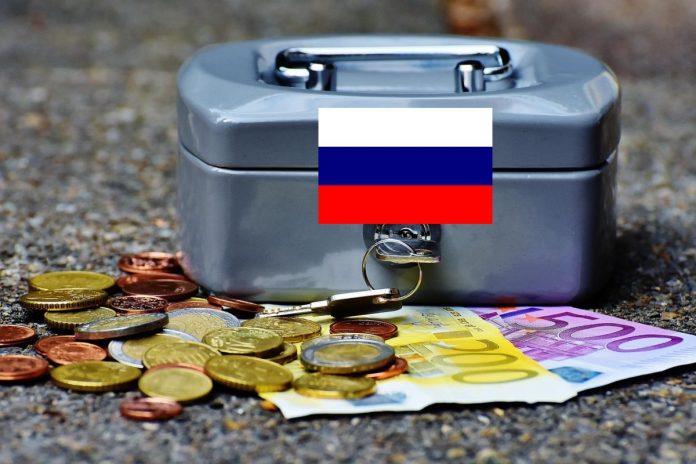 NCZAS.INFO | Unijne pieniądze oraz flaga Rosji. Zdjęcie ilustracyjne.