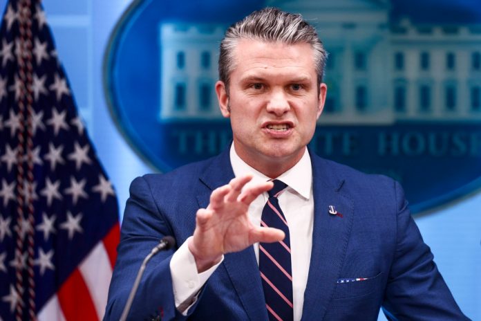 NCZAS.INFO | Minister Wojny USA Pete Hegseth. Foto: PAP/EPA