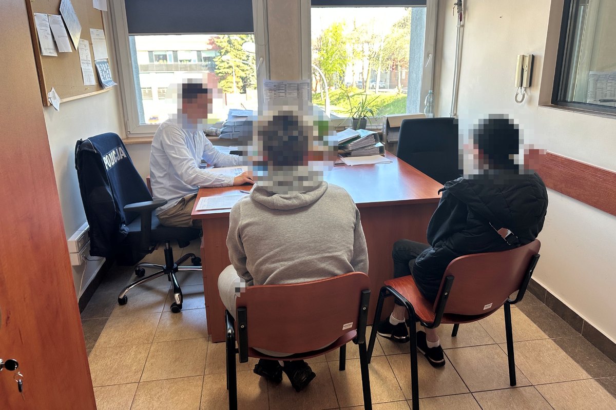 Śląsk. Grupa nastolatków pobiła mężczyznę, bo nie podobały się im ubrania klubu piłkarskiego syna [VIDEO]