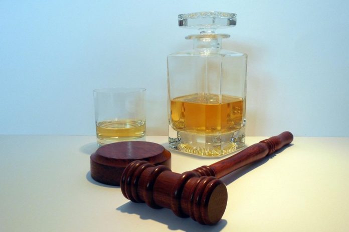 karafka alkohol sąd młotek