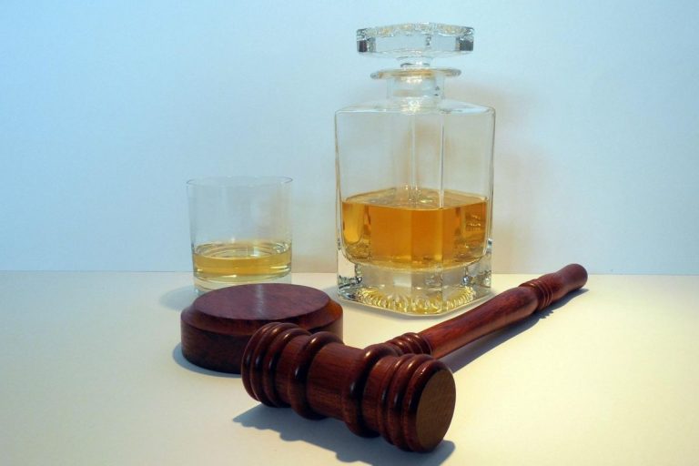 karafka alkohol sąd młotek