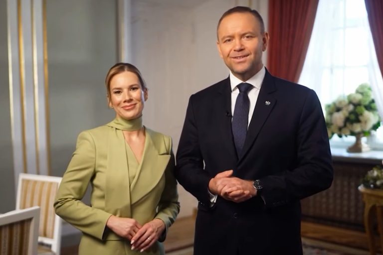 NCZAS.INFO | Prezydent Karol Nawrocki wraz z małżonką Martą Nawrocką. Foto: print screen YT
