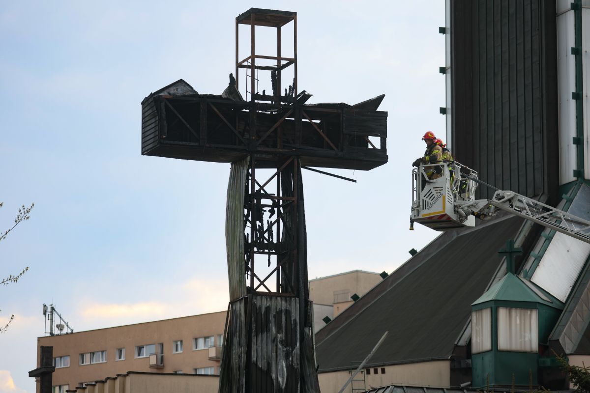Nie ma przypadków, są tylko znaki. Spłonął krzyż papieski. Proboszcz parafii zabrał głos