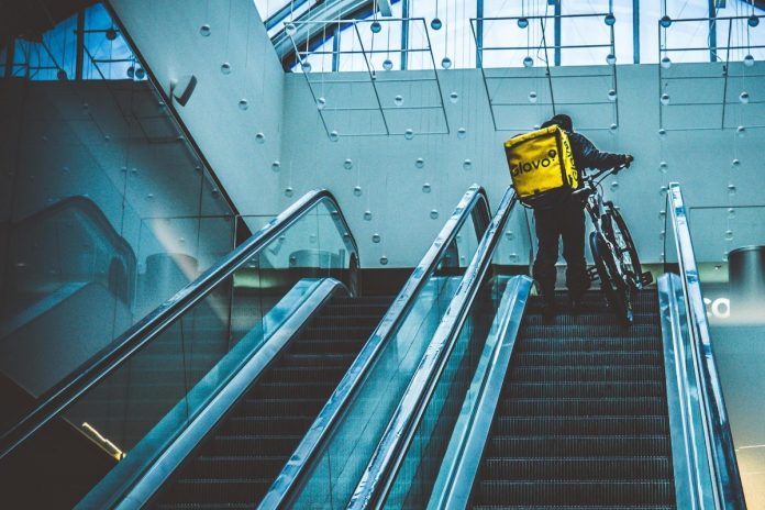 NCZAS.INFO | Kurier, dostawca jedzenia. Zdjęcie ilustracyjne. Źródło: pixabay