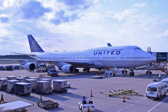 NCZAS.INFO | Samolot na lotnisku pod opieką obsługi technicznej. Zdjęcie ilustracyjne. / Foto: Pixabay