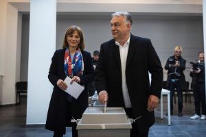 NCZAS.INFO | Premier Węgier Viktor Orban z żoną podczas głosowania w Budapeszcie. Foto: PAP/EPA