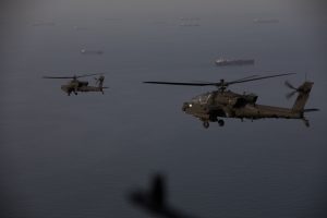 NCZAS.INFO | Amerykańskie śmigłowce Apache patrolujące Cieśninę Ormuz. Zdjęcie ilustracyjne. Foto: X/U.S. Central Command
