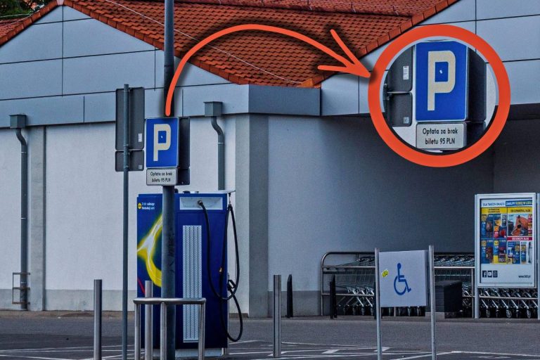 NCZAS.INFO | Parking przy jednym z popularnych marketów. Zdjęcie ilustracyjne. / Foto: Pexels