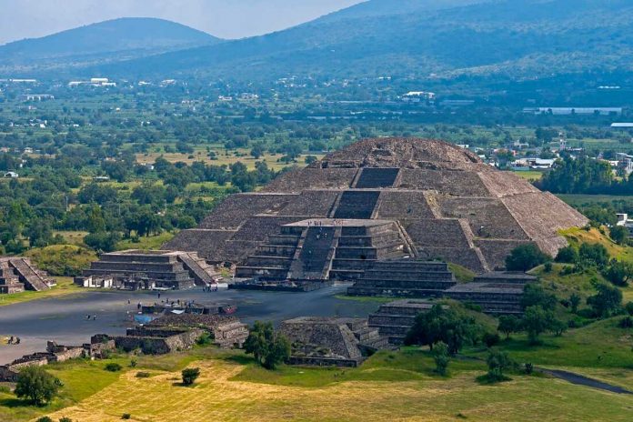 NCZAS.INFO | Piramida Księżyca w Teotihuacan w Meksyku.