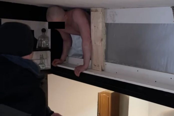 NCZAS.INFO | 42-latek ukrywał się w schowku pod sufitem