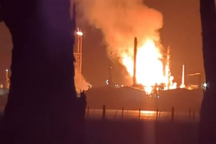 Pożar w rafinerii w Geelong na południu Australii.