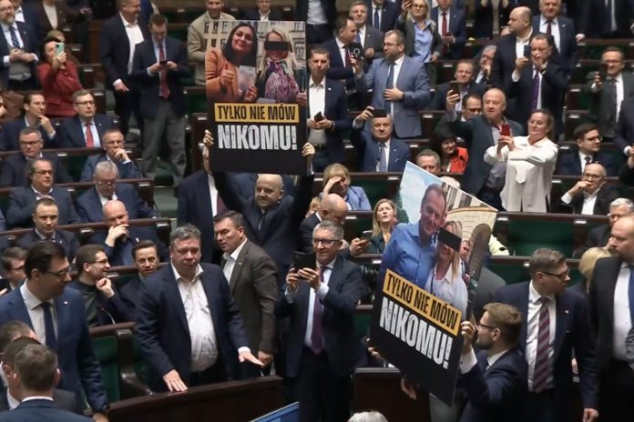 NCZAS.INFO | Awantura w Sejmie z udziałem posłów PiS Dariusza Mateckiego i Michała Wosia